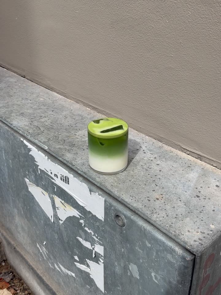 Iskold matcha latte i glas fra kaffebaren